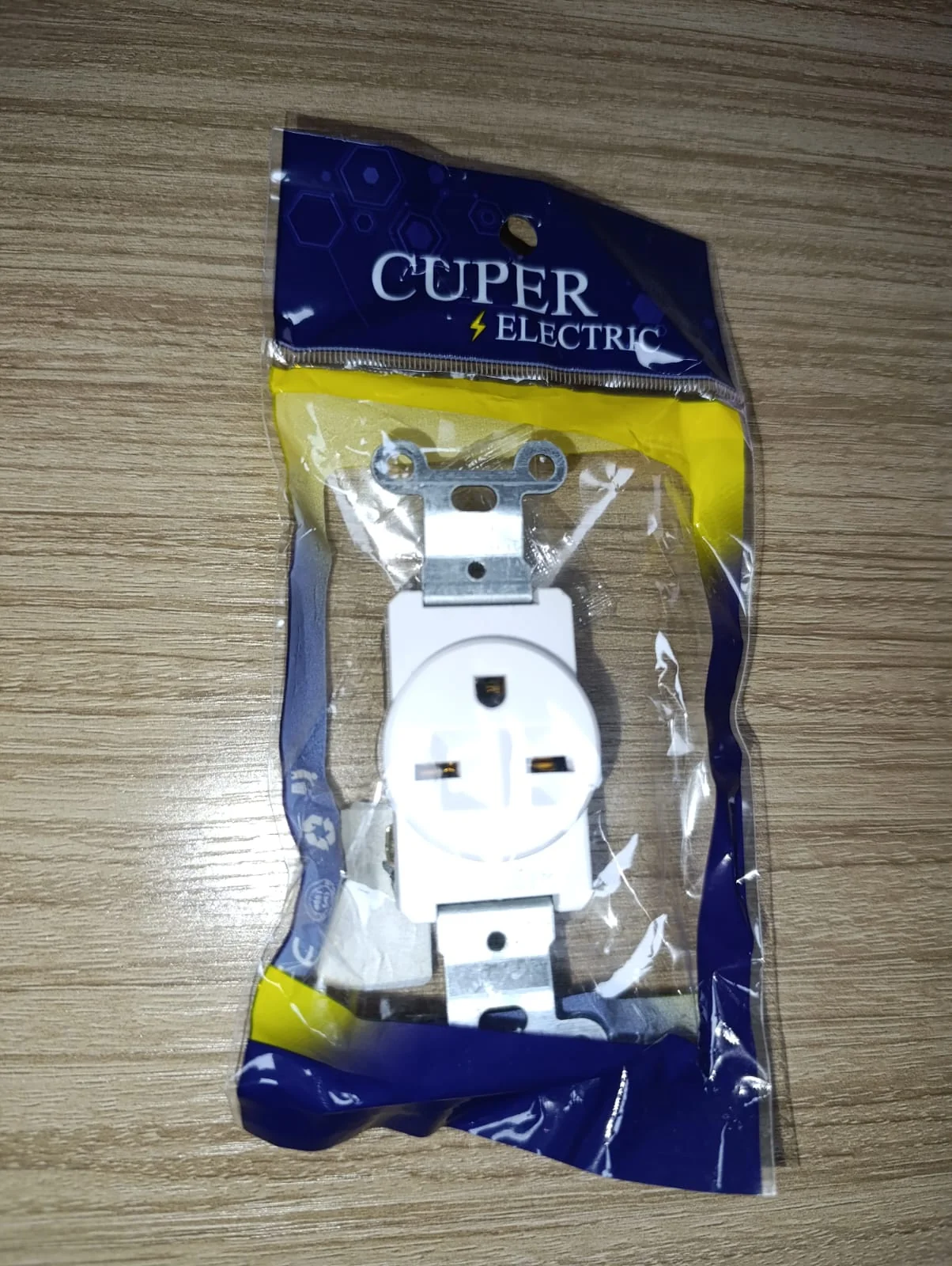 TOMACORRIENTE TIPO CHINO — 15A 250V · CINCADO