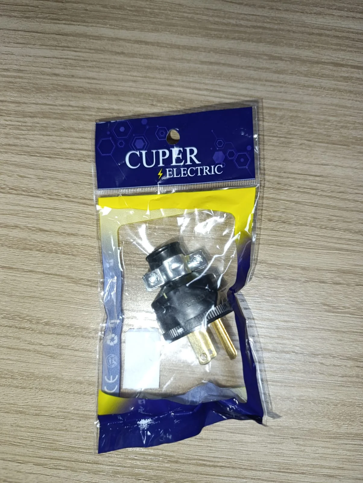 ENCHUFE MACHO BLINDADO DE GOMA — 15A 125V · NATURAL