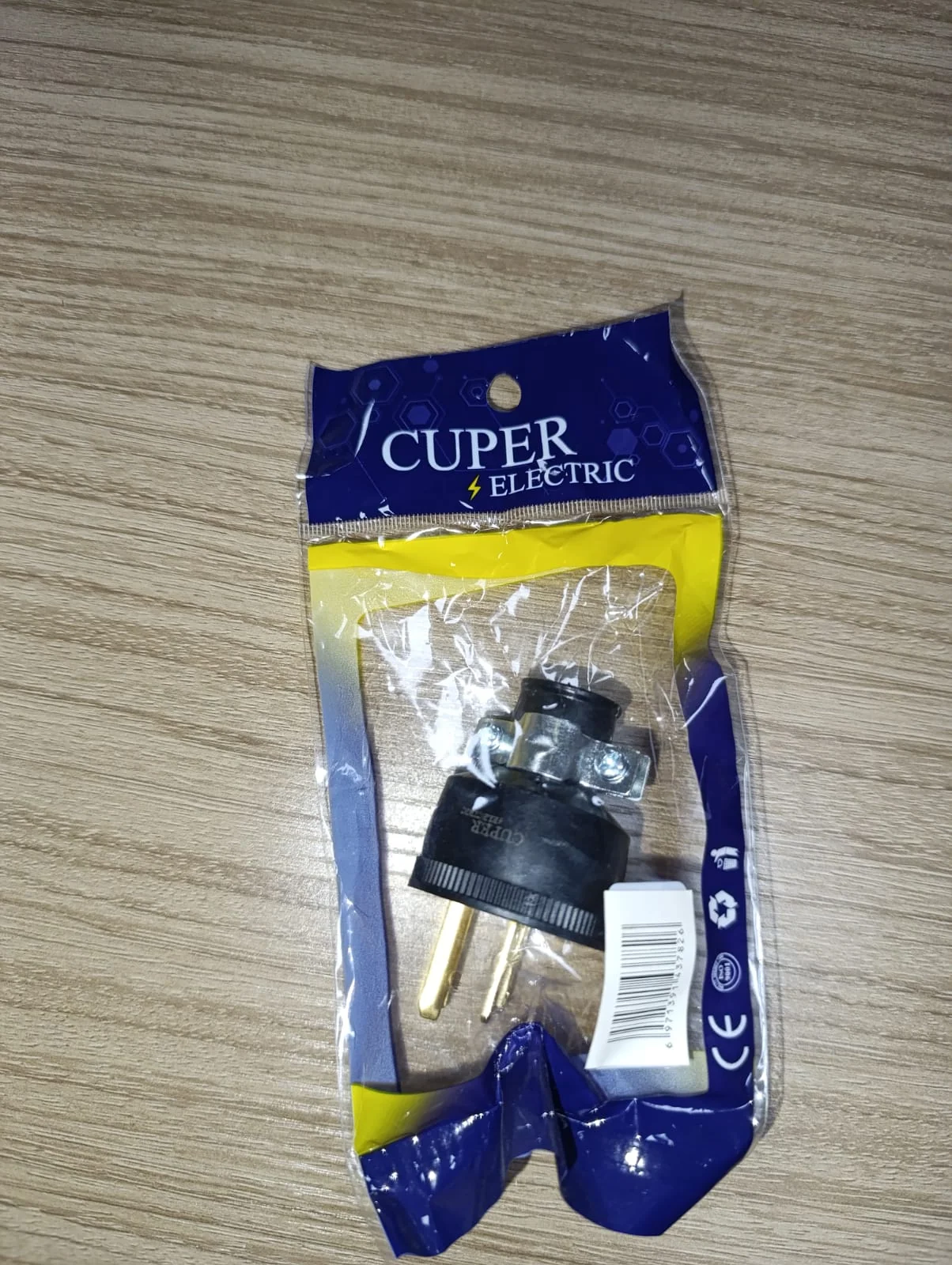 ENCHUFE MACHO TIPO CHINO BLINDADO DE GOMA — 15A 125V · NATURAL